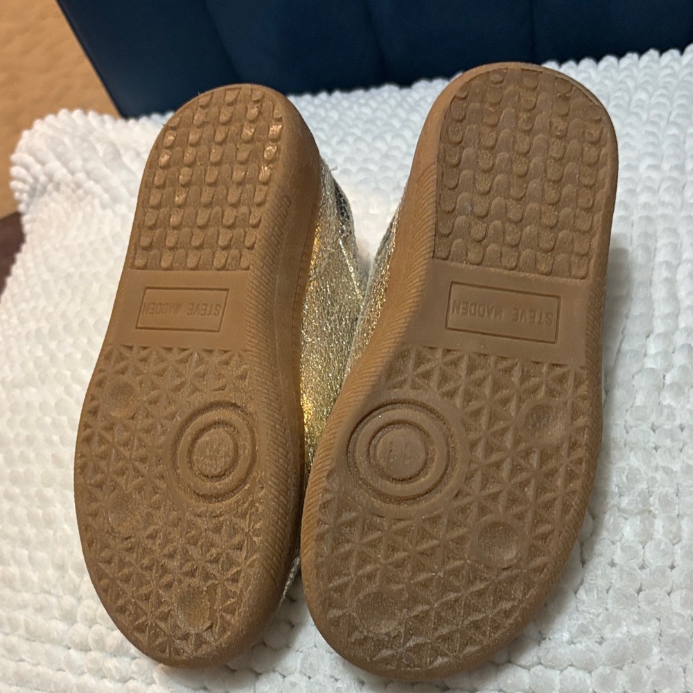 Steve Madden Kids Glittery Gold Sneakers new - Picture 2 of 3
